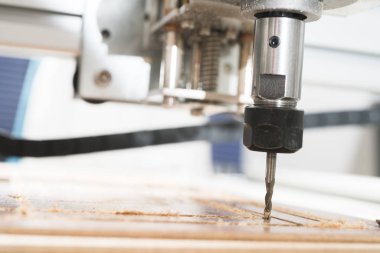 Freze makinesi çelik detay üzerinde çalışıyor. Çalışma, metal işi işlem kesme Cnc freze makinesi..