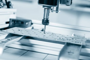 Değirmen makinesi çelik üzerinde çalışıyor..