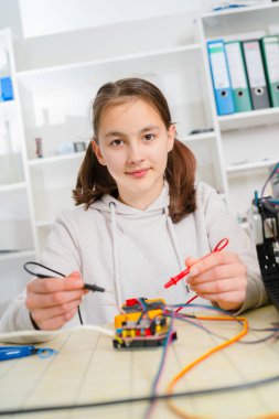 CNC makine üzerinde çalışan genç kız.