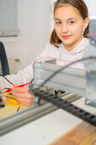 Menina adolescente trabalhando em máquinas CNC . — Fotografia de Stock