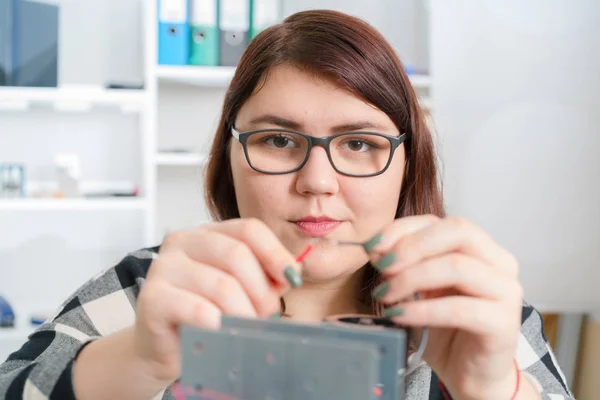 Aprendiz feminino trabalhando em máquinas CNC . — Fotografia de Stock