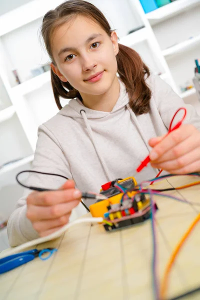 Ragazza adolescente che lavora su macchinari CNC . — Foto Stock