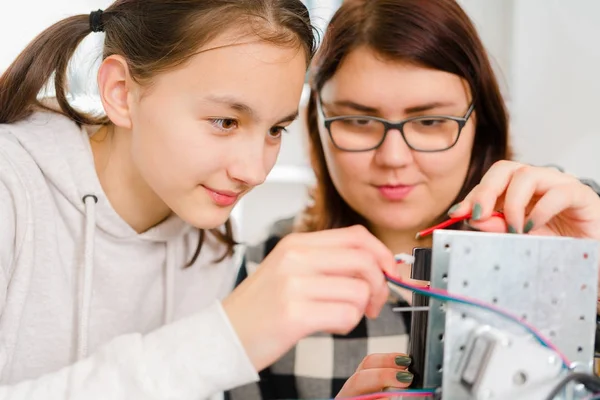 Tiener werken op een Cnc machine. — Stockfoto