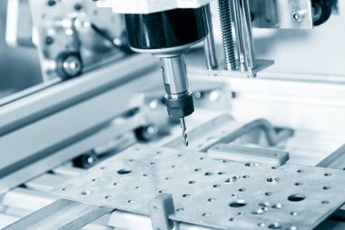 Değirmen makinesi çelik üzerinde çalışıyor..