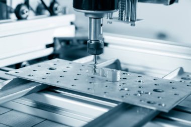 Değirmen makinesi çelik üzerinde çalışıyor..