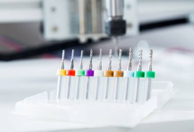 Freze makinesi çelik detay üzerinde çalışıyor. CNC freze makine çalışma