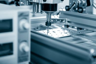 Değirmen makinesi çelik üzerinde çalışıyor..