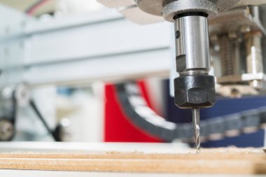 Freze makinesi çelik detay üzerinde çalışıyor. CNC freze makine çalışma