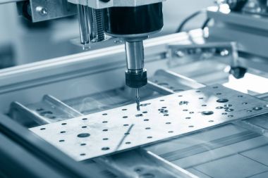 Değirmen makinesi çelik üzerinde çalışıyor..