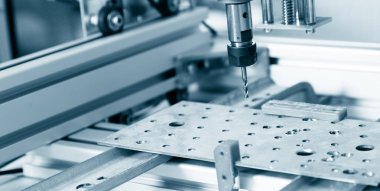 Değirmen makinesi çelik üzerinde çalışıyor..