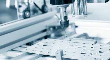 Değirmen makinesi çelik üzerinde çalışıyor..