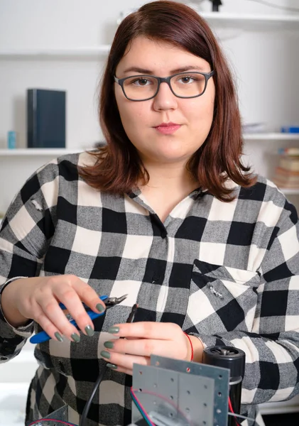 Aprendiz femenino trabajando en maquinaria CNC . —  Fotos de Stock