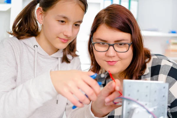 Vrouwelijke leerling werken op een Cnc machine. — Stockfoto