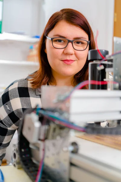 Aprendiz feminino trabalhando em máquinas CNC . — Fotografia de Stock