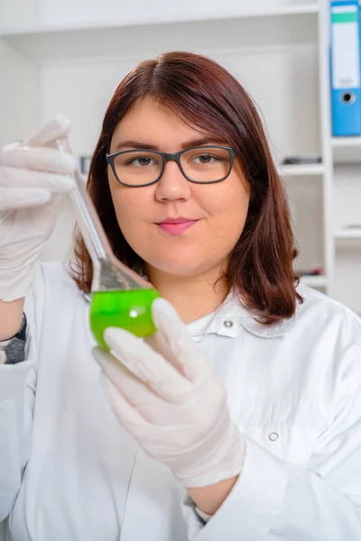 Assistente de laboratório no laboratório de qualidade alimentar — Fotografia de Stock