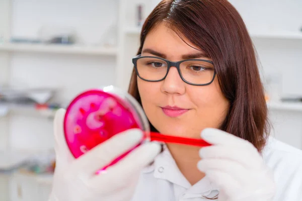 Assistente de laboratório no laboratório de qualidade alimentar — Fotografia de Stock