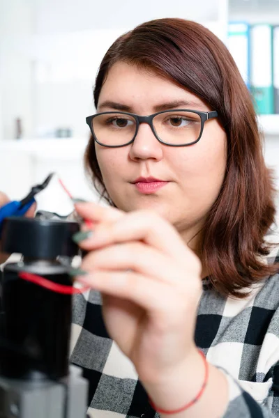 Adolescente trabalhando em máquinas CNC — Fotografia de Stock