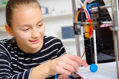 3d printe genç kız. Eğitim