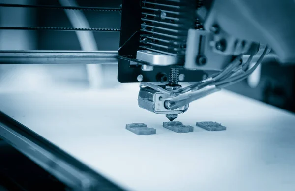 Elektronischer dreidimensionaler Kunststoffdrucker während der Arbeit, 3d pr — Stockfoto