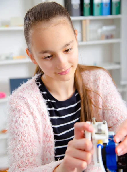 Tiener meisje met 3d printe. onderwijs — Stockfoto