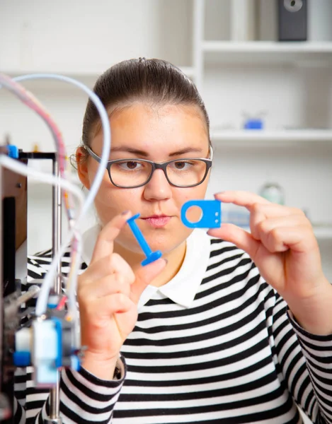 Menina adolescente com printe 3d. educação — Fotografia de Stock