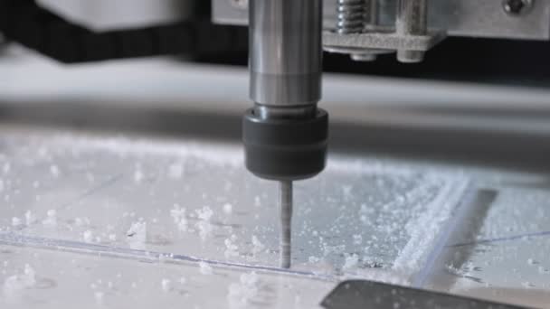 Fraiseuse CNC traitant les détails en plastique ..