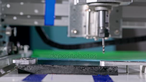 Cnc Fräsning Maskin Proceccing Plast Detalj — Stockvideo