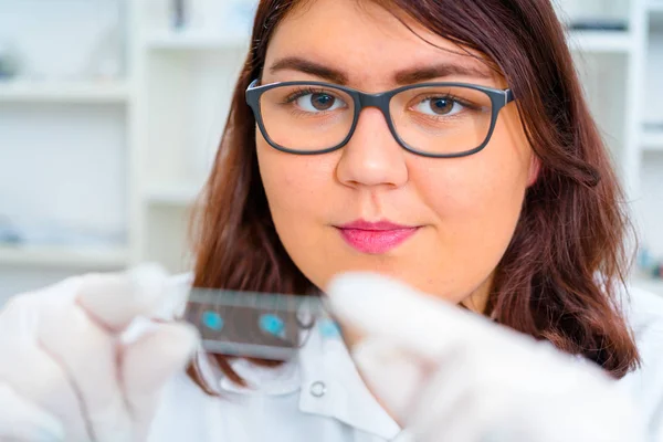 Menina adolescente no laboratório de qualidade alimentar — Fotografia de Stock