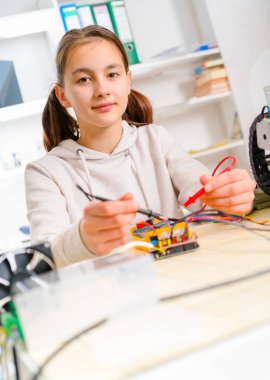 CNC makine üzerinde çalışan kadın çırak