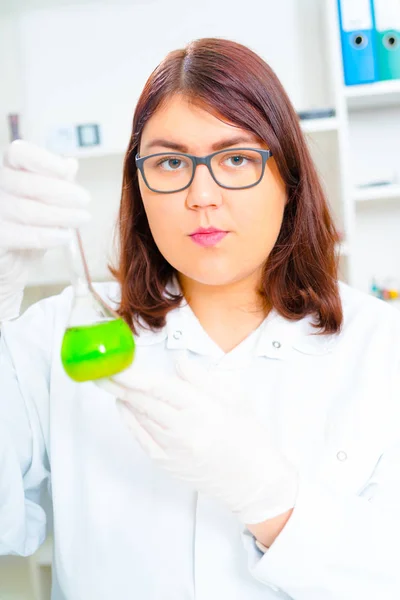 Assistente de laboratório no laboratório de qualidade alimentar — Fotografia de Stock