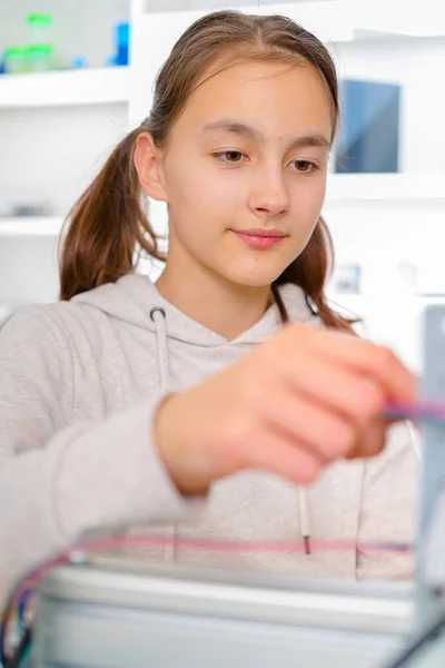 Aprendiz femenino trabajando en maquinaria CNC . — Foto de Stock