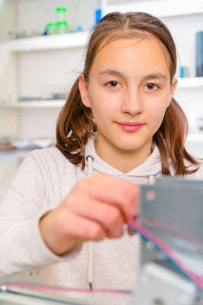 Vrouwelijke leerling werken op een Cnc machine — Stockfoto