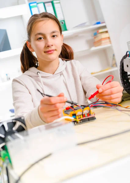 CNC makine üzerinde çalışan kadın çırak