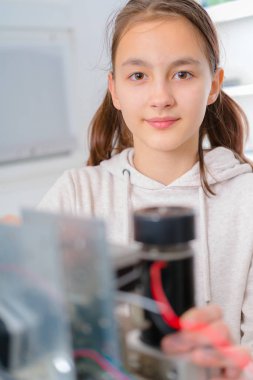 CNC makine üzerinde çalışan kadın çırak