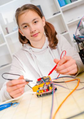 CNC makine üzerinde çalışan kadın çırak