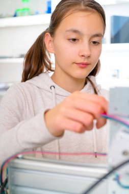 CNC makine üzerinde çalışan kadın çırak