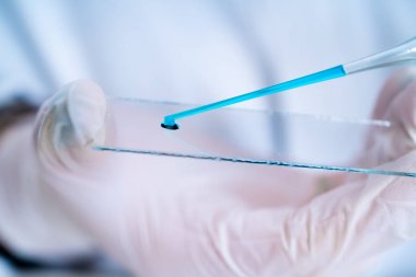 Laboratuvar mikroskop mikroskop ile slayt el