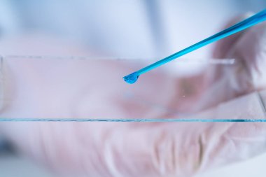 Laboratuvar mikroskop mikroskop ile slayt el