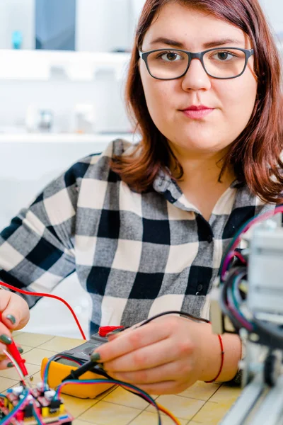 Aprendiz feminino trabalhando em máquinas CNC — Fotografia de Stock