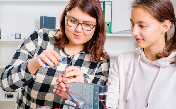 Kobiece praktykant pracuje na maszyny Cnc — Zdjęcie stockowe