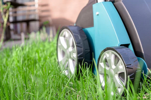 Vertikutierer auf grünem Rasen. Arbeit im Garten. — Stockfoto