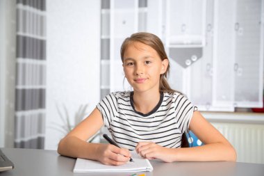 Genç kız sınavlarına hazırlanıyor. Genç kız ödev