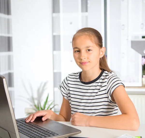 10 代の少女は、試験のための準備します。宿題をしている 10 代の少女 — ストック写真