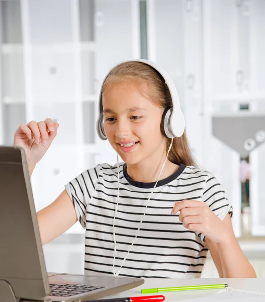 Teenage girl preparing for exams. Teenage girl doing homework — Stock Photo, Image