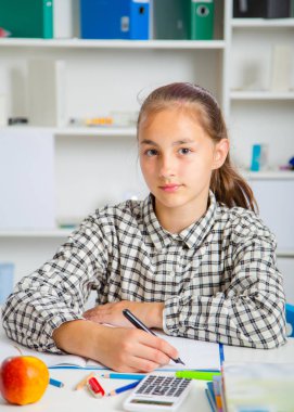 Genç kız sınavlarına hazırlanıyor. Genç kız ödev