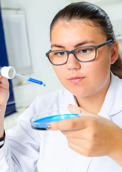 Jonge vrouwelijke wetenschapper die steekproef in Laboratorium analyseert — Stockfoto