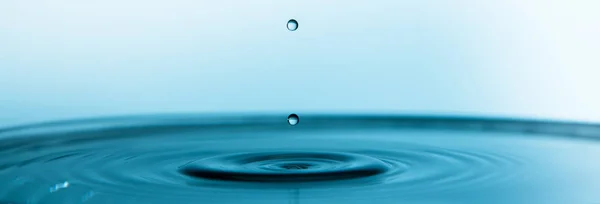 Water splash or water drop.Water drop falling — Stock Photo, Image