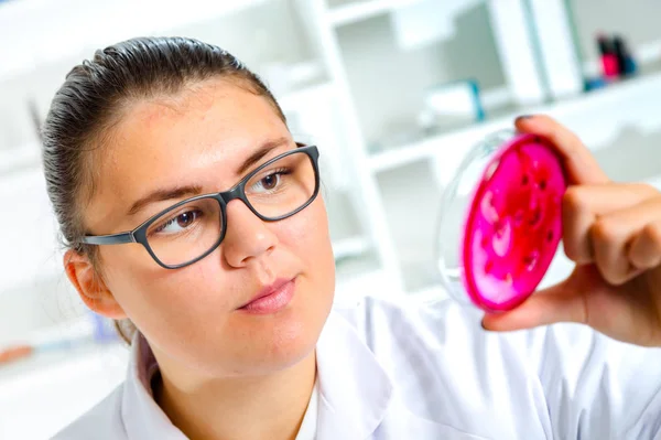 Jovem Cientista Analisando Amostra Laboratório — Fotografia de Stock