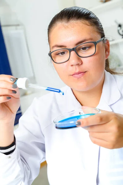 Científica joven analizando muestra en laboratorio — Foto de Stock