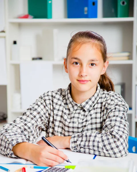 Teenager-Mädchen bereitet sich auf Prüfungen vor. Teenager Mädchen macht Hausaufgaben — Stockfoto